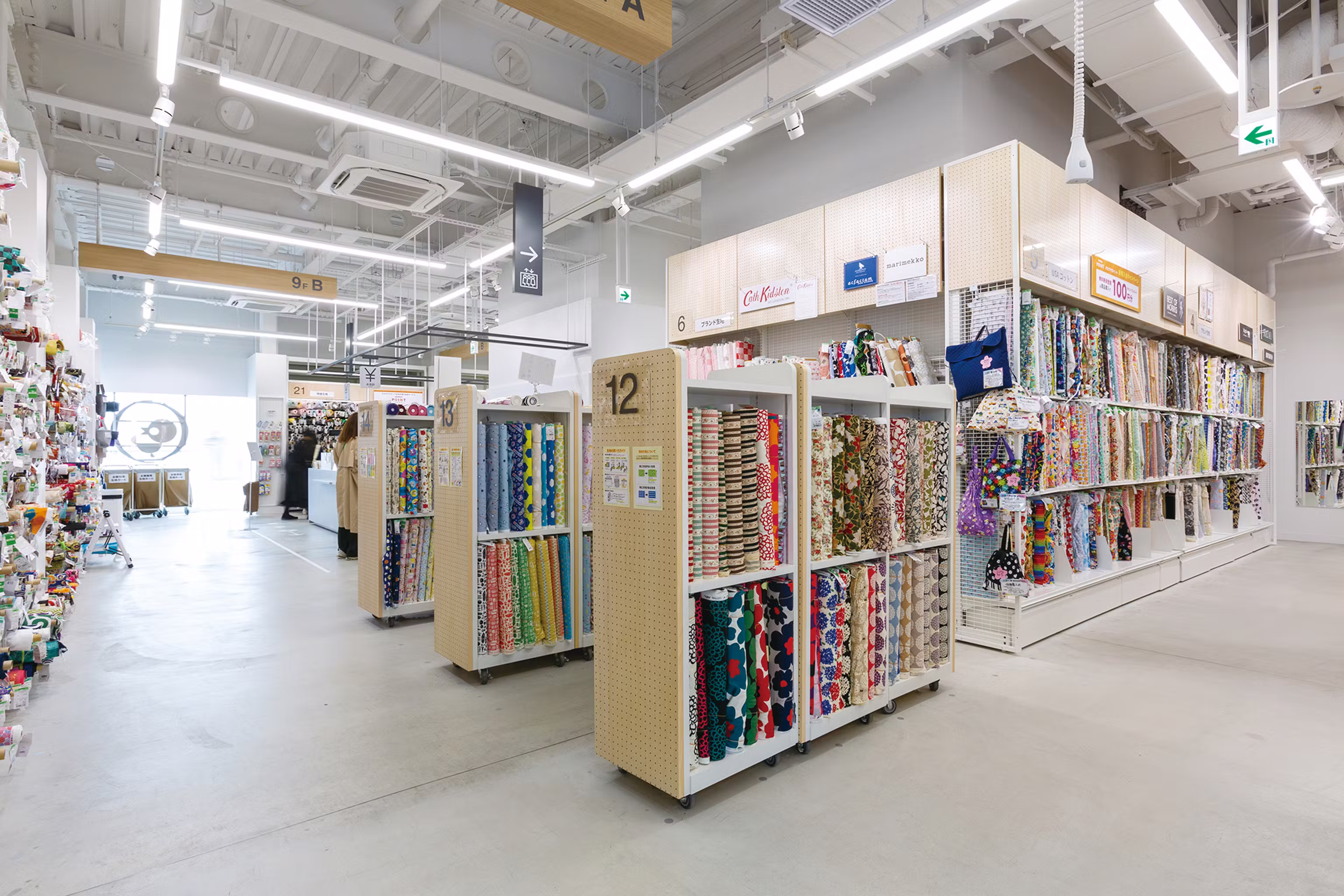 新宿オカダヤ本店 4